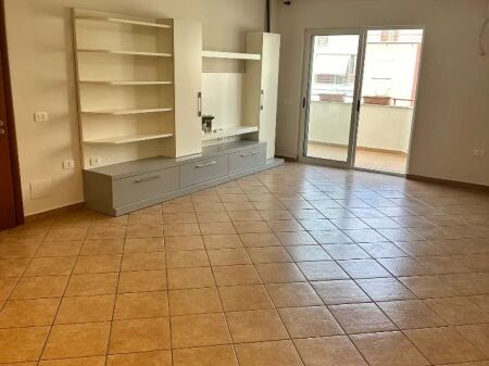 Apartament 2+1 në Yzberisht për shitje!
