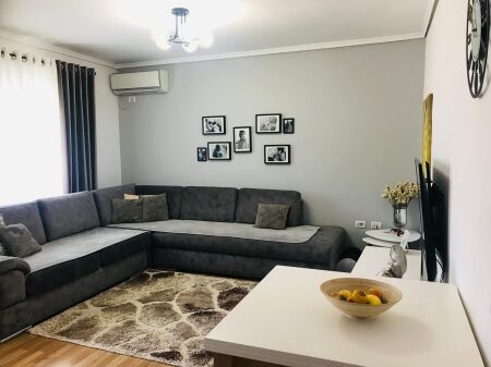Prane Ish“Restorant Durresit, jepet me qera apartament 2+1,i mobiluar. 55,000Leke
