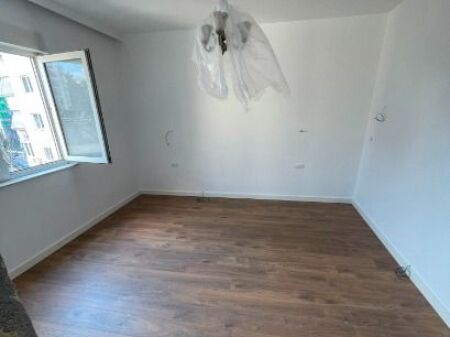 Jepet me qera Ambient Biznesi 1+1 pranë Air Albania, Rruga Dervish Hima    ID 5310
