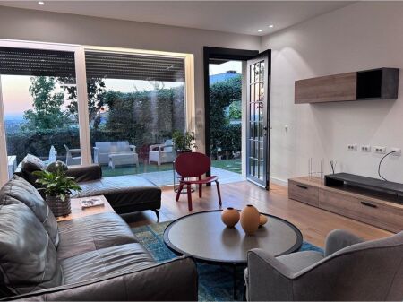 Apartament 3+1 me oborr per qira te Long Hill !
