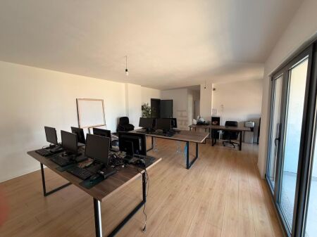 🏢 JEPET ME QIRA AMBIENT ZYRASH – BULEVARDI I RI