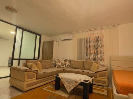 🏡 Appartamento 1+1 in affitto  📍 Vicino al centro, accanto alla scuola Vasil Shanto 💰 Prezzo: 50.000 Lek/mese