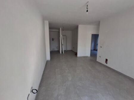 Ufficio In Affitto 2+1 In Via Dritan Hoxha (ID BZ2938) Tirana