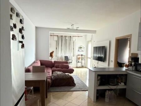 Jepet me qera Apartament 1+1 tek Kodra e Diellit, rruga Bill Klinton
