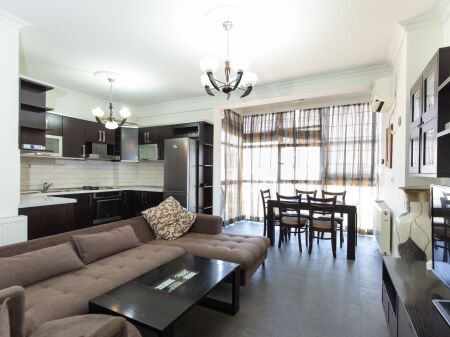 Apartment 2+1, Astir former Customs