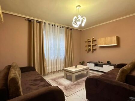 Prane Ish “Restorant Durresit”jepet me qera apartament 1+1+ambient gatimi,i mobiluar.650Euro    