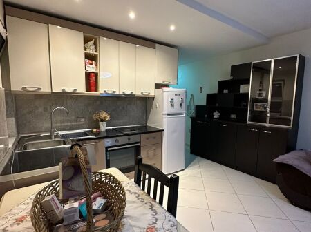 🏢 Nella zona di Rr.se Dibres, Rr. Gjon Buzuku, si affitta appartamento 1+1 arredato 45.000 Leke