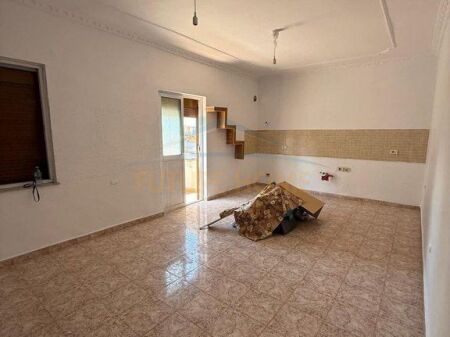 A 2+1 apartment is offered for rent, located on Rruga e Dibrës