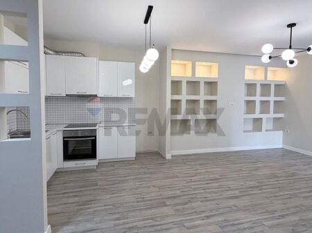 Shitet apartament 1+1 te Rruga e Barrikadave
