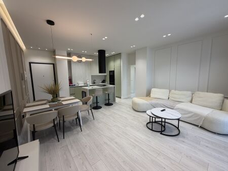  SHITET APARTAMENT PREMIUM 2+1 | TIRANA GARDEN BUILDING   Pamje spektakolare e Tiranës nga kati i 20-të!  Shitet super apartament 2+1, me sipërfaqe 125 m², në kompleksin Tirana Garden Building.   Çmimi: 520 milionë lekë  