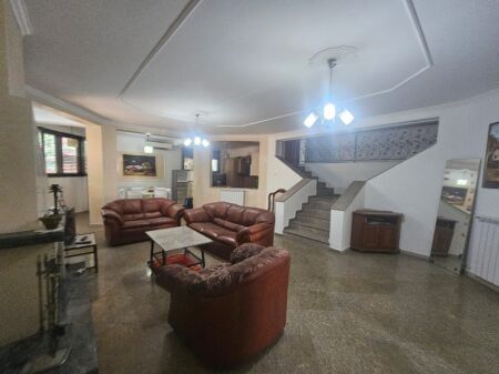 FOR RENT SPACE 200 m² – SUITABLE FOR OFFICE OR RESIDENCE