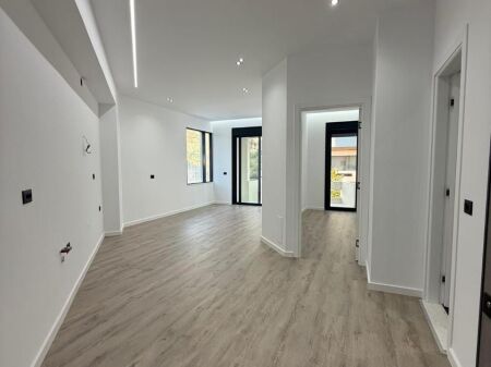 Shitet Apartament 1+1