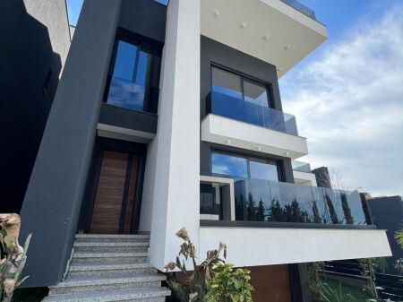 Villa for sale in Golem inside a residence !