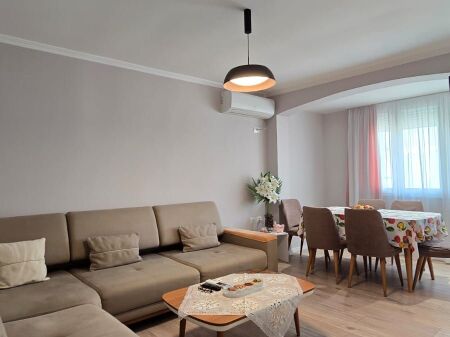 Shitet apartament 2+1 tek Rruga Irfan Tomini , Selite , Blloku i Vilave Selite , Pallati me Shigjeta .