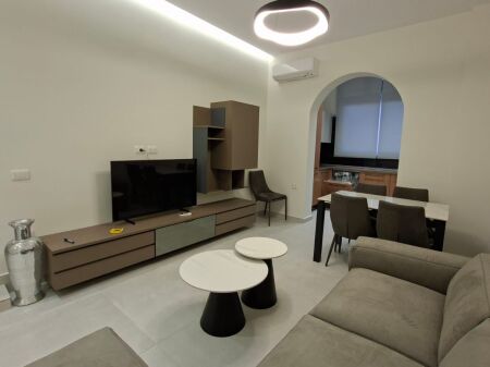 Apartament 1+1 per qera Medreseja afer Qendres !
