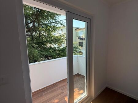 Shitet Apartament 1+1 Xhamllik, shkolla Hasan Prishtina, Porcelan