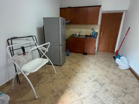 Appartamento 1+1 in affitto (per abitazione o ufficio) a Garda, ex Blloku.