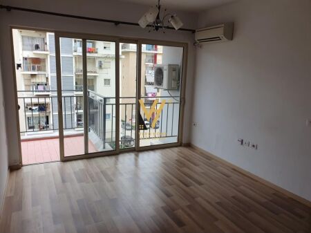 UFFICIO 72 M2 IN AFFITTO PRESSO L'EX CAMPO DI AVIAZIONE 45.000 LEKE