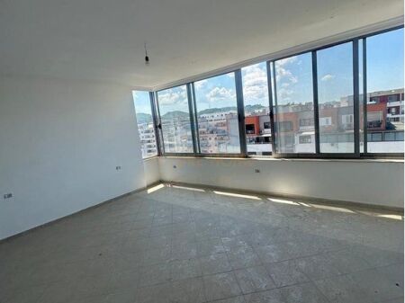 Shitet, Apartament 2+1+Verandë, Unaza e Re