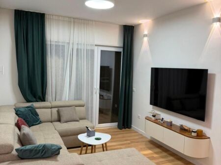 🏢A pochi minuti dal Nuovo Bazaar, si affitta un appartamento 1+1 arredato. 78.000 Leke (Lordo)