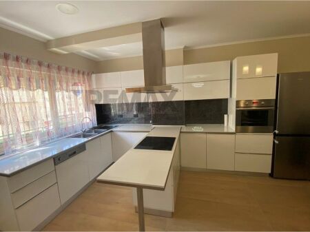 2+1 apartment for rent at Komuna e Parisit