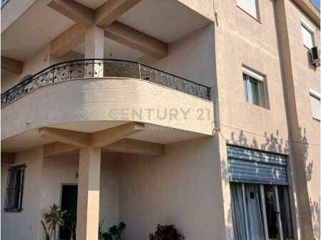In Affitto Appartamento 3+1+Parcheggio di una villa su 2 piani, a Sheshi Shqiponja - 70000 ALL 700 € /Mese