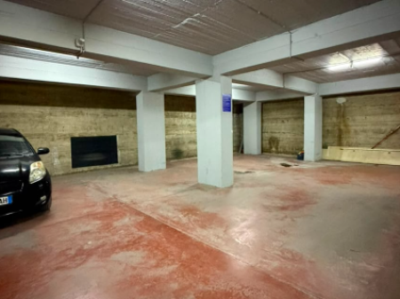 VENDESI 10 GARAGE A ASTIR