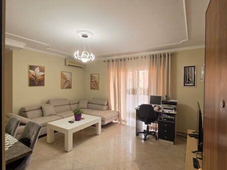  Apartament 1+1 me qera  Komuna e Parisit, Rruga Medar Shtylla  Çmimi: 70.000 Lekë/Muaj (i diskutueshëm)