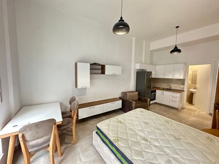 Garsoniere me qira 350€ liqeni i thate rr. Eduard Mano