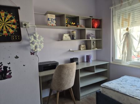 🏡 *Apartament 2+1 me Qira – Komuna e Parisit, pranë Kika 2*