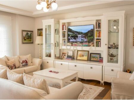 Shitet apartament 4+1+3 tualete dhe 2 poste parkimi- LIQENI ARTIFICIAL