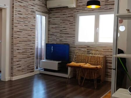Appartamento 1+1+1 con balcone in affitto a Komuna E Parisit