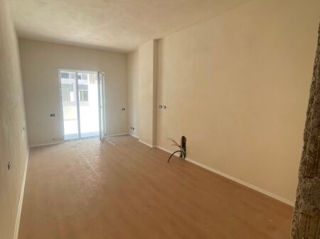 Shitet apartament 2+1+VERANDE tek Univers City