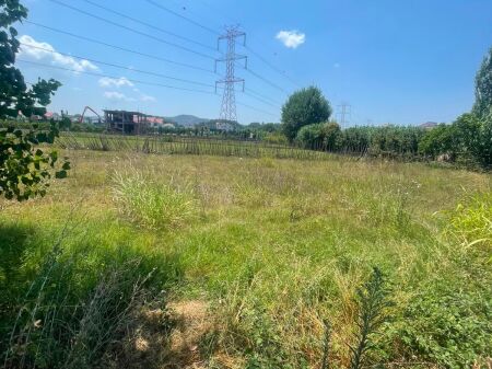 Shitet toke ne Laknas . 1350 m2 + 345 m2 leje ndertimi
