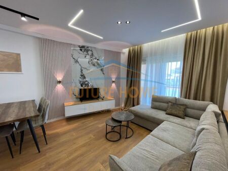 Apartamenti është i pozicionuar në Rrugen Muhamet Gjollesha, prane 21 Dhjetorit