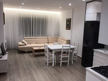 Jepet me Qera Apartament 2+1 ne Plazh Iliria - Totalisht i mobiluar