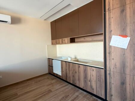 JEPET ME QERA APARTAMENT NE MALIN E ROBIT