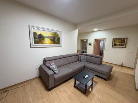 Jepet me qira pjesë vile – 3+1+2, kati i 2-të  Jepet me qira pjesë vile në katin e 2-të, pranë Konvikteve të Inxhinierisë.  🏠 Apartament 3+1+2, me ambiente të bollshme dhe funksionale, ideal për familje ose bashkëndarje.  📍 Vendndodhje shumë e mirë, pranë Konvikteve të Inxhinierisë 💰 Qiraja: 1,000 €/muaj  Për më shumë informacion dhe për vizitë, kontaktoni në privat.