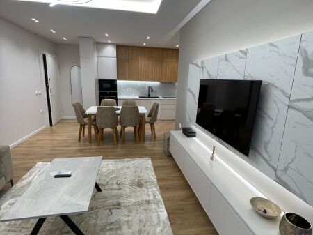 Jepet me Qira – Apartament 2+1 🏡  📍 Përballë Kompleksit Delijorgji