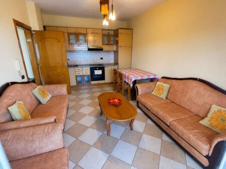 Shitet Apartament 1+1 te Markata Durres