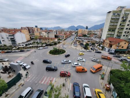 Shitet, Ambient Biznesi, Komuna e Parisit,Tirane