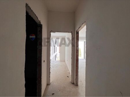 Shitet apartament 1+1 ne Kamez.