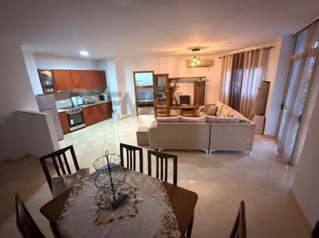 Apartament 2+1 me qera Rr.Barrikadave