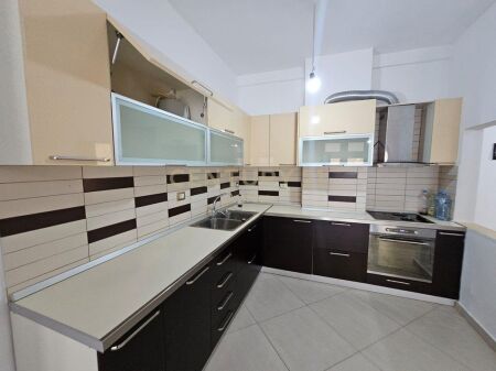 NE KOMUNEN E PARISIT PRANE KESH JAPIM ME QIRA STUDIO APARTAMENT