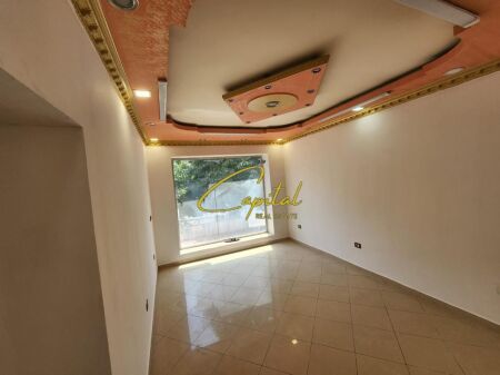 VENDITA AMBIENTE COMMERCIALE 69 M2 STRADA DI DURRES 20.000.000 LEKE