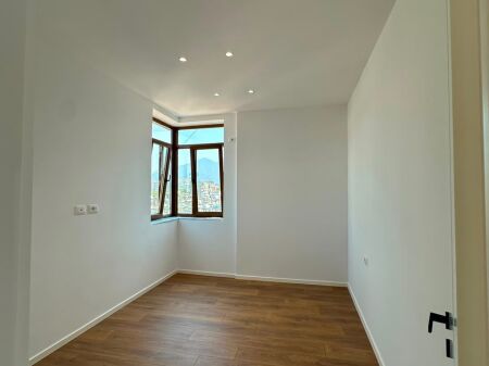 🏡 SHITET APARTAMENT 2+1  📍 Rruga Fadil Bodinaku, pranë ish-stacionit të fundit të Tiranës së Re – Ura e Nisharakut. 💶 Çmimi: 198,000 €