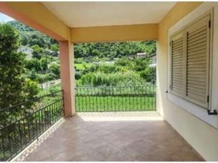 Private villa for sale in Peze Helmes
