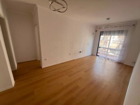Shitet apartament 2+1 në Fresk  Siperfaqja totale: 73m2 Kati: 1 (banim) Mundësi blerje me kredi   Vendodhja: Pranë Restorant Freskut Cmimi: 12,500,000 Lekë
