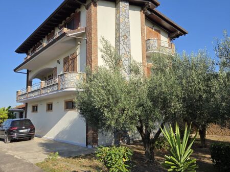 Villa su 3 piani con terreno di 500 m² a Shijak