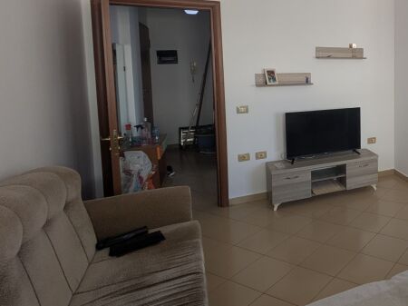 Jepet Apartament 1+1 per qera tek pallatet Çabej ne Misto Mame, Yzberisht .